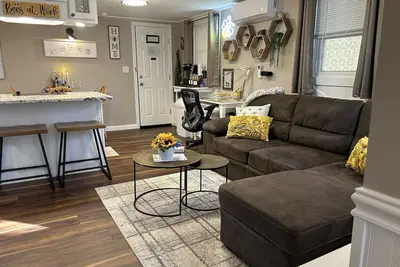 Image de Bee-Themed Stay Near Boston – A Sweet and Unique Getaway