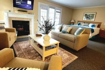 Image de Cozy villa at Spa, 2 min to Mohegan, king-size bed, hot tub, sauna, and pool!