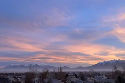 Image de Cozy Apartment with Loft, Theater Room, & Gorgeous Mountain Views! Sleeps 8