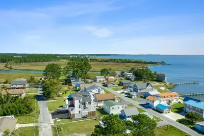 Image de 28295 Russell St- Amazing Oak Orchard 3 level single family home! Bring your boat and fishing pole.