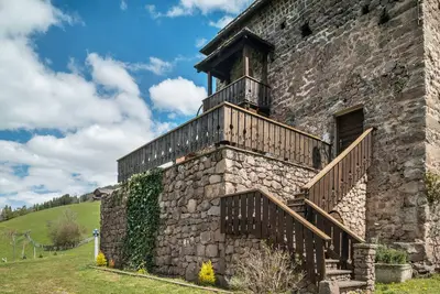 Image de Appartement \"Stofnerhof Turmgemach\" avec vue sur les montagnes, terrasse privée et Wi-Fi