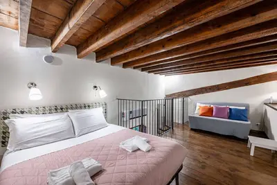 Image de Cozy flat of 31sqm, able to accommodate up to 4 people, located on the first floor of a historic Florentine building (No elevator). The property is located in the heart of the historic center, a few steps from Palazzo Medici Riccardi and a 4-minute walk