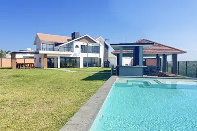 Image de Luxury villa 🌅 with lagoon-facing bathtub, jacuzzi, grill and pizza oven 🍕