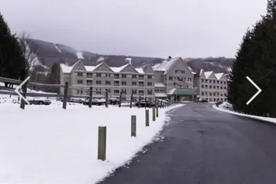 Image de Cozy and large 2 Bedroom 2 Full Bath ski in, ski out condo Unit with balcony.