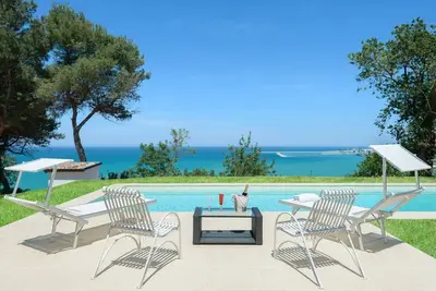 Image de Maison de vacances privée avec Wifi, piscine privée, climatisation, Tv, terrasse, vue panoramique