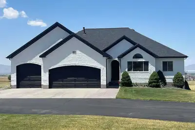 Image de Luxury Erda Home w/Private Pool, Hot Tub, Beautiful Lake & Mountain Views