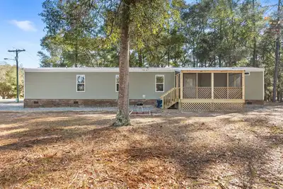 Image de \"Minnie Vacay\" is a 3 Bedroom, 2 Bathroom Home on the Mainland!