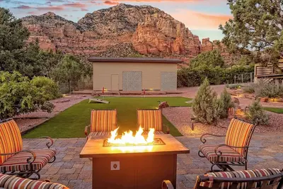 Image de Amazing Red Rock Views, Private Hot Tub + Putting Green, Perfect For Multiple Families!