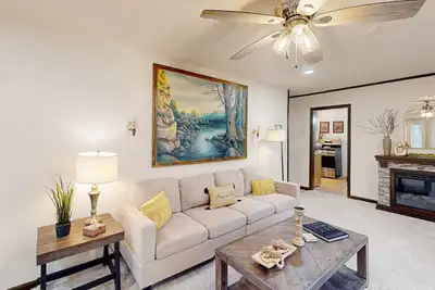 Image de Private acreage with game room, smart TVs, coffee station, fireplace, & Ac