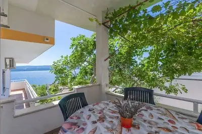 Image de Appartement de deux chambres avec la terrasse et la vue sur le mer Lokva Rogoznica, Omis (A-22069-b)