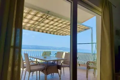 Image de Appartement de trois chambres avec la terrasse et la vue sur le mer Lokva Rogoznica, Omis (A-22069-c)