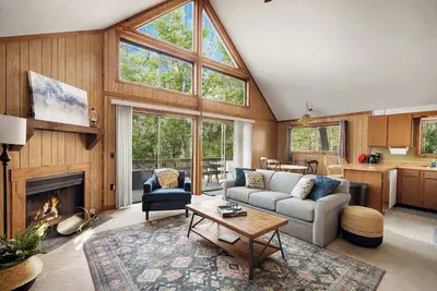 Image de Chalet w Huge Deck, Grill, WiFi, Mins to Bryce!