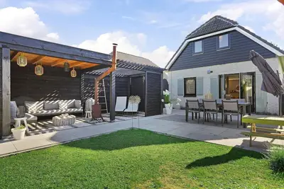 Image de The beautifully furnished holiday home with a veranda is located a short distance from the beaches in the front part of the green North Sea Park.