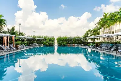 Image de 2 Cosmopolitan Units near Miami's Finest Arts | Pool, Fitness, Tennis Court