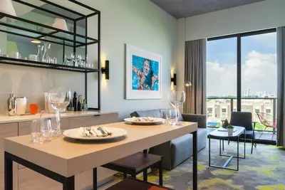 Image de 3 Sophisticated Suite Stay in the Pulse of Miami's Midtown Magic | Pool, Fitness