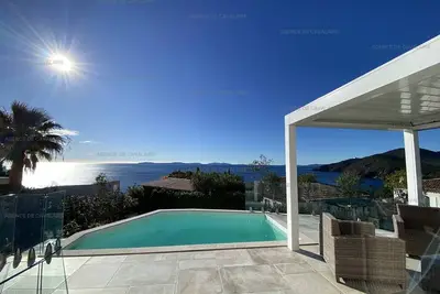 Image de Villa moderne avec piscine et climatisation