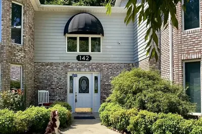 Image de Ultra-Convenient Private Oasis • Hot Tub • Fire Pit• Yoga~Gym • 5 Bdrm~4 Bath