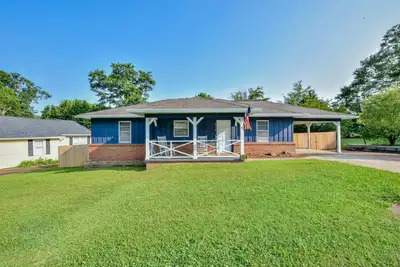 Image de Game Day Cottage- 3. 2 miles to Ua- Fenced in yard