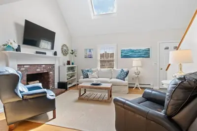 Image de Wonderful dog friendly rental with access path to a private beach deeded at White's Pond!