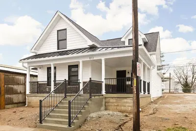 Image de Newly renovated, spacious home less than a block away from Lucas Oil Stadium! !
