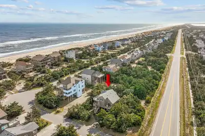 Image de Summer Savings - Oceanside Home with Hot Tub, Foosball, and Beach Access Nearby