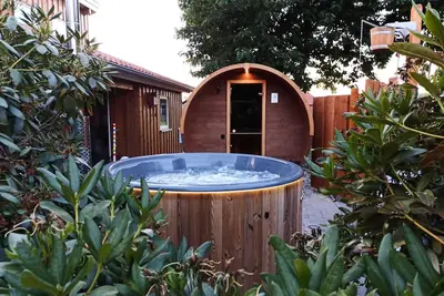 Image de Schönes Holzhaus mit Kleiner Wellnessoase in Ländlicher Idylle