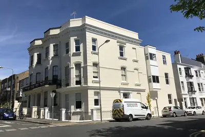 Image de Regency Style Spacious Seaview Apartment. Sleeps up to 6