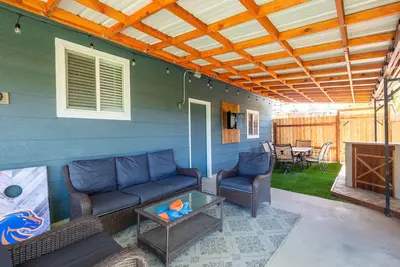 Image de Centrally Located Family Home, Backyard w Firepit!