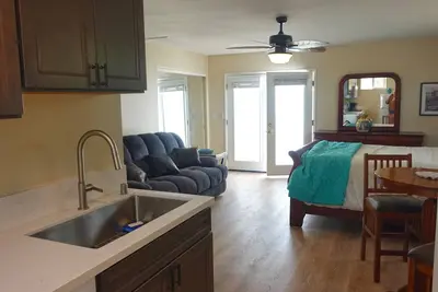 Image de Beautiful and Private Newly-Remodeled Studio Apartment with Enclosed Patio