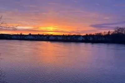 Image de Tranquil, riverfront annex connected, yet seperate from The Boathouse property.