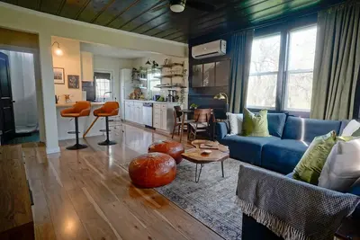 Image de 2-bdrm, 1. 5 bath, dog-friendly, 5 min to downtown, tucked away, scenic views