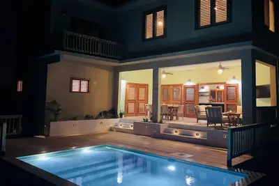 Image de Spacious, staffed villa! Private pool. 3 min walk to beach. Ac and Wifi