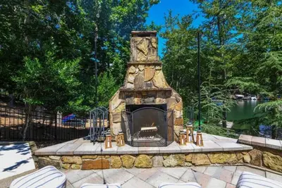 Image de Lakefront Home with Hot Tub, Home Theater, Fire Pit and Lake Access