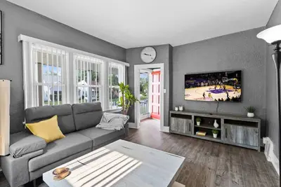 Image de Stylish luxury home in downtown Royal Oak/ Bham