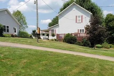 Image de Farmhouse at Cattail Creek