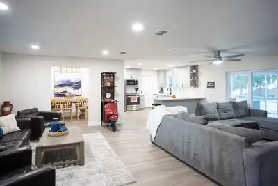 Image de Mayfair Forrest Retreat! \nCome and Enjoy our Clean and Spacious home sleeps 18!