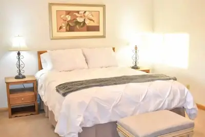 Image de Private Apt w/ Washer/Dryer-Parking-Kitchen\n\n