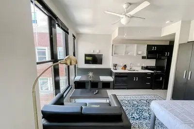 Image de Sleepover: Rare Studio - Downtown Springfield