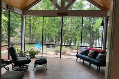 Image de Beautiful lake front home with boat slip in golfing community