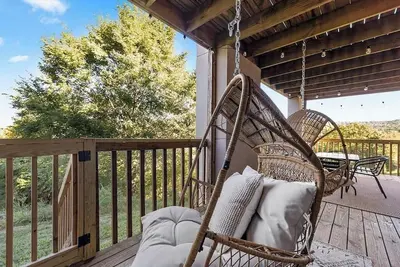 Image de Gorgeous Remodel, walk to lake @ Indian Point!