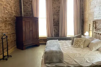 Image de 1886 De-Constructed: 1 King, 2 Fulls, 1 Bath
