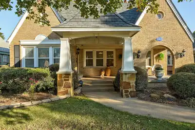 Image de Classic Luxury Tutor  and Garden Studio with Private Backyard