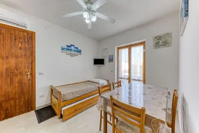 Image de Maison de vacances 'Appartamento A 50 M Dal Mare' avec balcon et climatisation