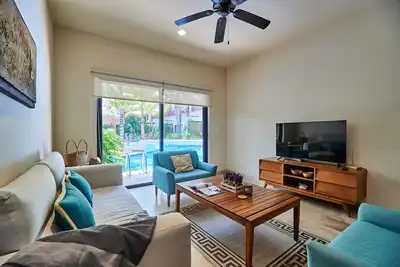 Image de Zen Oasis Swim Up Condo Pool W Tiki Hut Bar + Gym