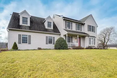 Image de 4 Mi to the Amish Village: Spacious Home w/ Deck!