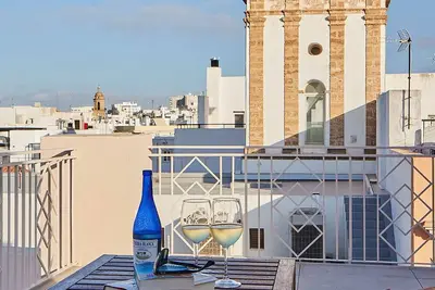 Image de Amazing building from 16th century in the heart of the center of Cadiz.