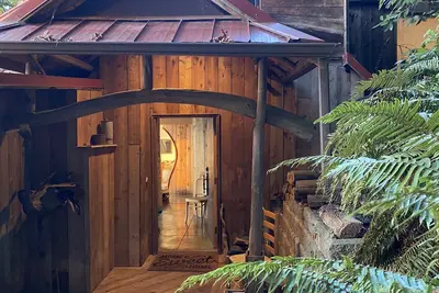 Image de Enjoy big Salish Sea views in a hand hewn tree-like home on Picnic Point Lake