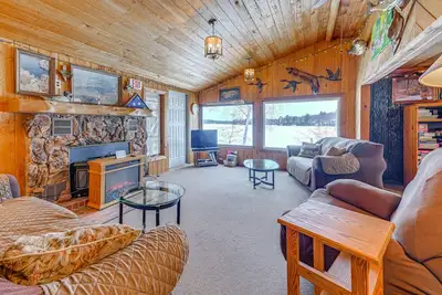 Image de Lakefront Suring Home w/ Pool Table + Views!