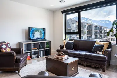 Image de RnR Mountain Retreat — your cozy mountain getaway, minutes from the ski hill!