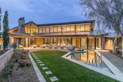 Image de Indoor pool, 2. 5 acres, gym with sauna! At Hideaway Estate